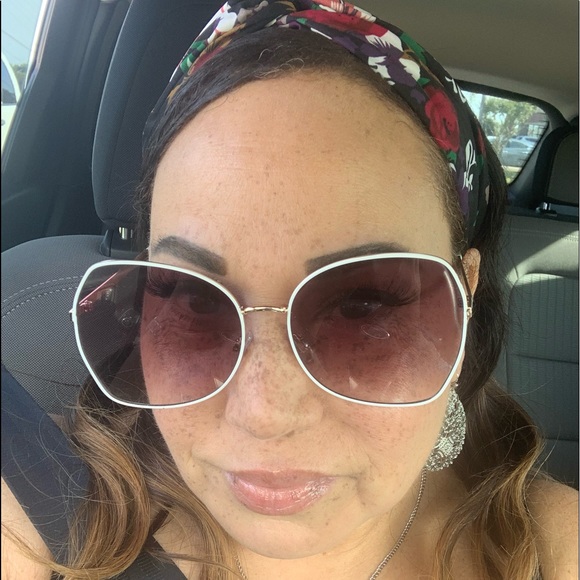 Meet your Posher, Dee dee - Picture 2 of 2